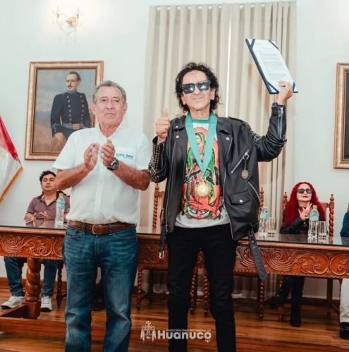 Alex Lora recibe reconocimiento como Huésped Ilustre de la Ciudad de Huánuco