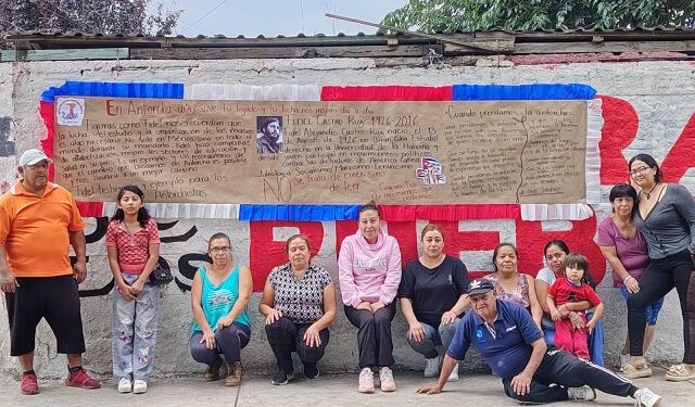 Con periódicos murales, antorchistas rinden homenaje a Fidel Castro a cien años de su nacimiento