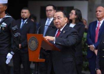 El PJCDMX y la SEMAR fortalecen lazos institucionales con la recepción del lábaro patrio en Plaza Juárez
