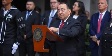 El PJCDMX y la SEMAR fortalecen lazos institucionales con la recepción del lábaro patrio en Plaza Juárez