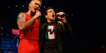 Robbie Williams y Omar Chaparro protagonizan una noche inolvidable en el Palacio de los Deportes