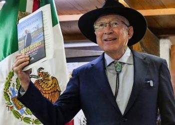 El ex embajador EU-México Ken Salazar propone en su nuevo libro Borderlands una nueva alianza de seguridad entr e México y Estados Unidos