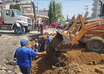 Lluvias abren tremendos socavones en Iztacalco!