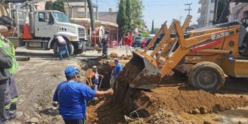 Lluvias abren tremendos socavones en Iztacalco!