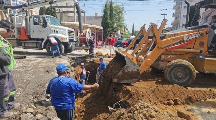 Lluvias abren tremendos socavones en Iztacalco!