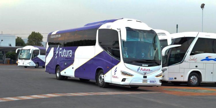 ¡Pasajeros de futura y Estrella Blanca quedan varados en carretera rumbo a El Mante!