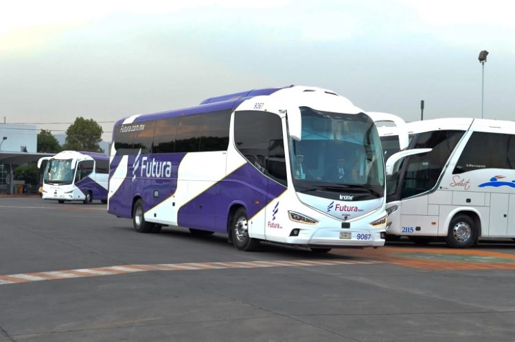 ¡Pasajeros de futura y Estrella Blanca quedan varados en carretera rumbo a El Mante!